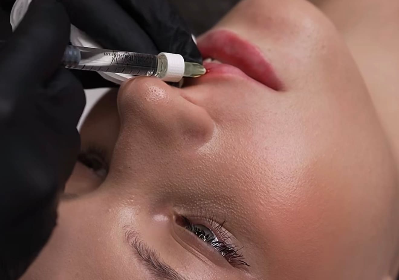 Когда и чем можно красить губы после увеличения?